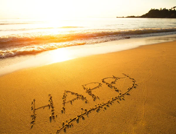 Feliz - la inscripción en la arena de la playa —  Fotos de Stock