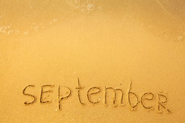 Eylül - kum plaj doku üzerinde yazılı.