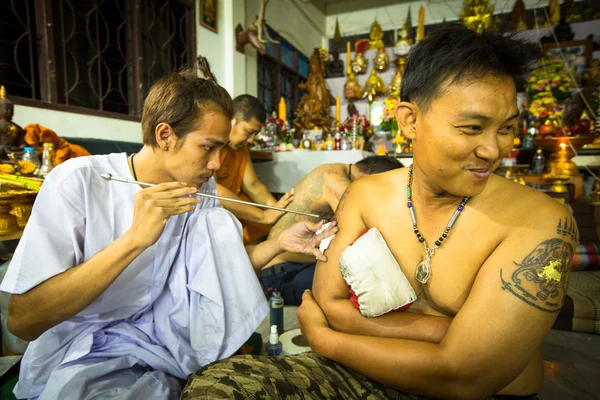 Monge não identificado faz tatuagem tradicional Yantra durante a cerimônia do Dia Mestre de Wai Kroo em Wat Bang Pra em Nakhon Chai, Tailândia . — Fotografia de Stock