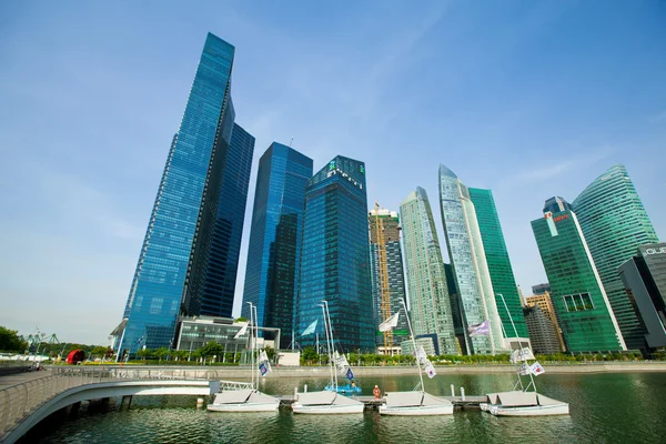 Una vista de la ciudad en Marina Bay distrito de negocios en Singapur —  Fotos de Stock