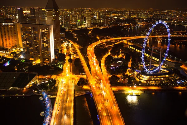 Een uitzicht op stad vanaf dak marina bay hotel in nacht op singapore — Stockfoto