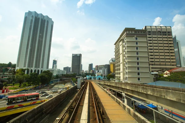 Uitzicht op de stad vanaf kelana jaya lijn in kuala lumpur. — Stockfoto