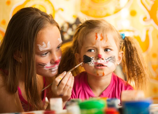 Irmãs brincando com pintura . — Fotografia de Stock