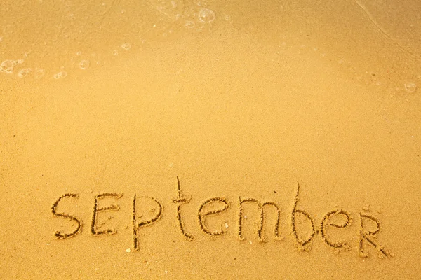 September - in Sand auf Strand-Textur geschrieben — Stockfoto