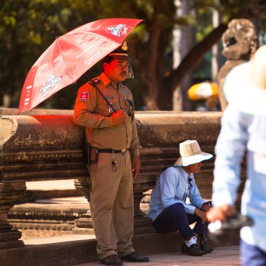 Siem reap, Kamboçya - Aralık 13: tanımlanamayan Kamboçyalı polis memuru, angkor wat, Aralık 13, 2012 tarihinde siem reap, Kamboçya. Angkor ziyaretçiler için ülkenin ana çekim olduğunu.