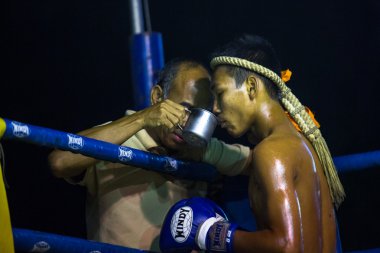 Chang, Tayland - 22 Şubat: tanımlanamayan muay Taylandlı boksör rekabet bir amatör kickboxing maçta 22 Şubat 2013 Chang, Tayland. Muay thai 120000 hayranları ve yaklaşık 10000 uzmanları uygulanan.