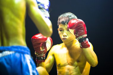 Chang, Tayland - 22 Şubat: tanımlanamayan muay Tay savaşçı rekabet bir amatör kickboxing maçta 22 Şubat 2013 Chang, Tayland. Muay thai 120000 hayranları ve yaklaşık 10000 uzmanları uygulanan.