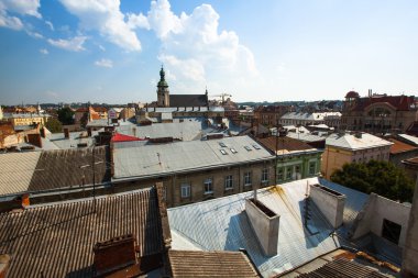 Lviv, Ukrayna - Ağustos 6: 6 Ağustos 2012 Lviv, Ukrayna şehir manzaralı çatı tarihi bina ev efsane. yaşamak için en iyi Ukraynalı şehri lviv 2009 Ukrayna dergisi odaklanmak karar.
