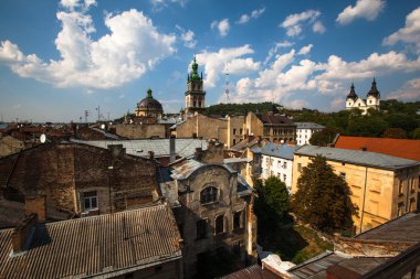 Lviv, Ukrayna - Ağustos 6: 6 Ağustos 2012 Lviv, Ukrayna şehir manzaralı çatı tarihi bina ev efsane. yaşamak için en iyi Ukraynalı şehri lviv 2009 Ukrayna dergisi odaklanmak karar.