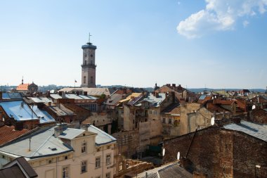 Lviv, Ukrayna - Ağustos 6: 6 Ağustos 2012 Lviv, Ukrayna şehir manzaralı çatı tarihi bina ev efsane. yaşamak için en iyi Ukraynalı şehri lviv 2009 Ukrayna dergisi odaklanmak karar.