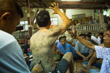 Nakhon chai, Tayland - mar 23: tanımlanamayan keşiş geleneksel yantra wai kroo ana gün törenle wat üzerinde mar 23, 2013 yılında nakhon chai, Tayland pra bang dövme yapar.