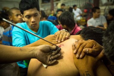 Nakhon chai, Tayland - mar 23: tanımlanamayan keşiş geleneksel yantra wai kroo ana gün törenle wat üzerinde mar 23, 2013 yılında nakhon chai, Tayland pra bang dövme yapar.