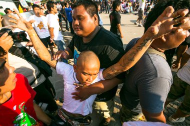 Nakhon chai, Tayland - mar 23: tanımlanamayan keşiş geleneksel yantra wai kroo ana gün törenle wat üzerinde mar 23, 2013 yılında nakhon chai, Tayland pra bang dövme yapar.
