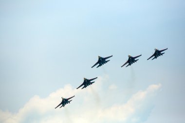 Langkawi, Malezya - mar 26: Rus Hava Kuvvetleri akrobasi ekibi Rus şövalyeler performans sırasında lima13 langkawi Uluslararası Denizcilik & Havacılık Fuarı üzerinde mar 26, 2013 yılında langkawi, Malezya.