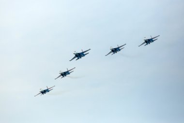 Langkawi, Malezya - mar 26: Rus Hava Kuvvetleri akrobasi ekibi Rus şövalyeler performans sırasında lima13 langkawi Uluslararası Denizcilik & Havacılık Fuarı üzerinde mar 26, 2013 yılında langkawi, Malezya.