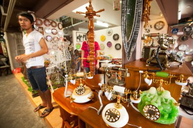 Bangkok - 24 Nisan: tanımlanamayan satıcı salonu chatuchak hafta sonu Pazar 24 Nisan 2012 Bangkok, Tayland.