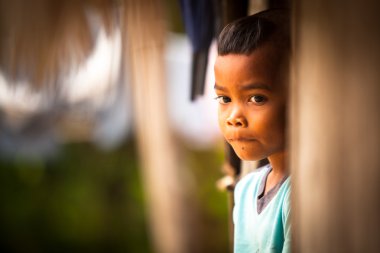 berdut, Malezya - Nisan 8: kimliği belirsiz bir kadın orangutan aslı Harman saman üzerinde Nisan 8, 2013 yılında berdut, Malezya kaldırmak için pirinç.