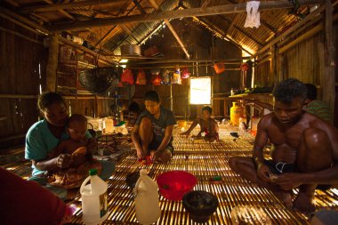 berdut, Malezya - Nisan 8: kimliği belirsiz bir kadın orangutan aslı Harman saman üzerinde Nisan 8, 2013 yılında berdut, Malezya kaldırmak için pirinç.