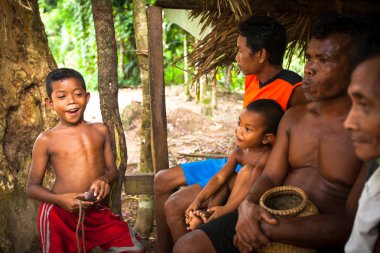 berdut, Malezya - Nisan 8: kimliği belirsiz bir kadın orangutan aslı Harman saman üzerinde Nisan 8, 2013 yılında berdut, Malezya kaldırmak için pirinç.