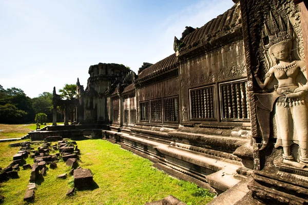 SIEM REAP, CAMBODIA - DEC 13: Angkor Wat - é o maior complexo de templos hindus e monumento religioso do mundo, 13 de dezembro de 2012 Siem Reap, Camboja. É a principal atração do país para os visitantes . — Fotografia de Stock