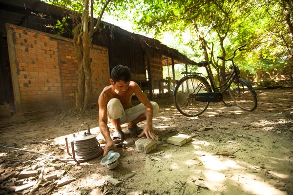 Siem reap, Cambodja - dec 13: niet-geïdentificeerde Cambodjaanse stonecutter voor restauratie werkt in angkor wat, dec 13, 2012 op siem reap, Cambodja. Angkor wat is de belangrijkste attractie van het land voor bezoekers. — Stockfoto