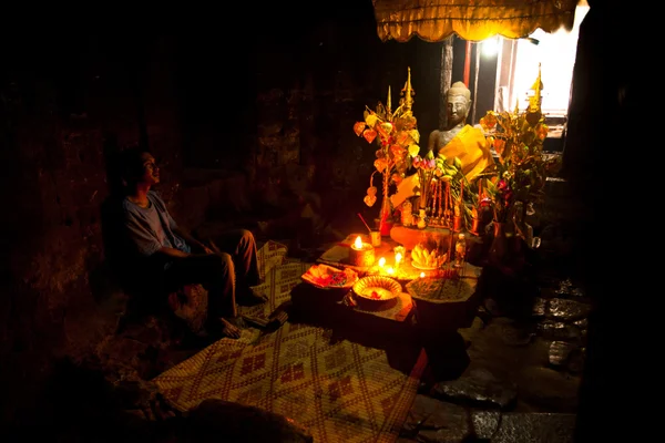 SIEM REAP, CAMBODIA - DIC 13: Altar de sacrificio en las antiguas ruinas de Ta Prohm en Angkor Wat, 13 de diciembre de 2012 en Siem Reap, Camboya. Angkor Wat es la principal atracción del país para los visitantes . —  Fotos de Stock