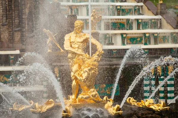 PETERHOF, RUSSIA - 1 LUGLIO: Fontana della Grande Cascata a Peterhof, Russia, 1 maggio 2012 a Peterhof, Russia. Il nome è stato cambiato in Petrodvorets nel 1944, il nome originale è stato restaurato nel 1997 . — Foto Stock