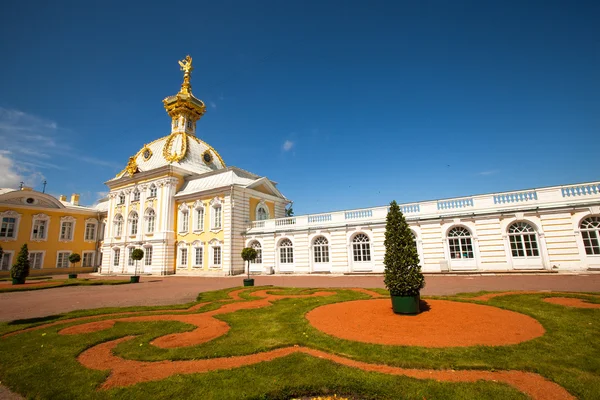 Peterhof, Rusko - 1. července: palác peterhof poblíž Petrohradu, Rusko, 1. května 2012 v peterhof, Rusko. název byl změněn na petrodvorets v roce 1944, původní název byl obnoven v roce 1997. — Stock fotografie