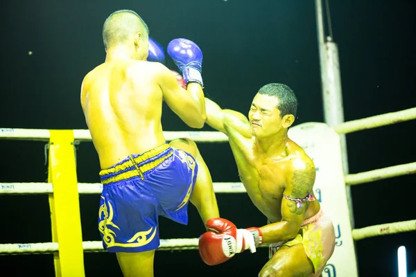Chang, Tayland - 22 Şubat: tanımlanamayan muay Tay savaşçı rekabet bir amatör kickboxing maçta 22 Şubat 2013 Chang, Tayland. Muay thai 120000 hayranları ve yaklaşık 10000 uzmanları uygulanan. — Stok fotoğraf