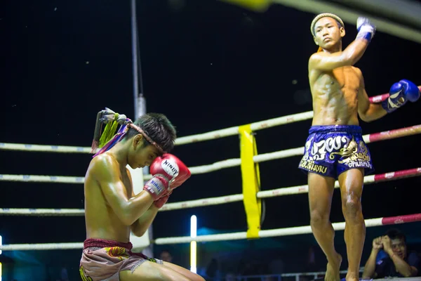 CHANG, THAILANDIA - FEB 22: I combattenti thailandesi Muay non identificati competono in un incontro amatoriale di kickboxing, 22 febbraio 2013 a Chang, Thailandia. Muay Thai praticato oltre 120000 fan e quasi 10000 professionisti . — Foto Stock