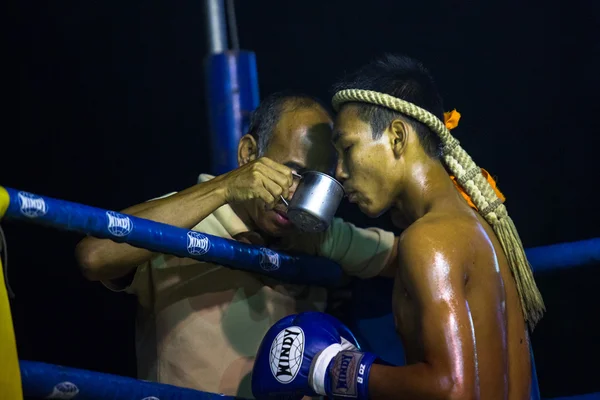 Chang, Tayland - 22 Şubat: tanımlanamayan muay Taylandlı boksör rekabet bir amatör kickboxing maçta 22 Şubat 2013 Chang, Tayland. Muay thai 120000 hayranları ve yaklaşık 10000 uzmanları uygulanan. — Stok fotoğraf