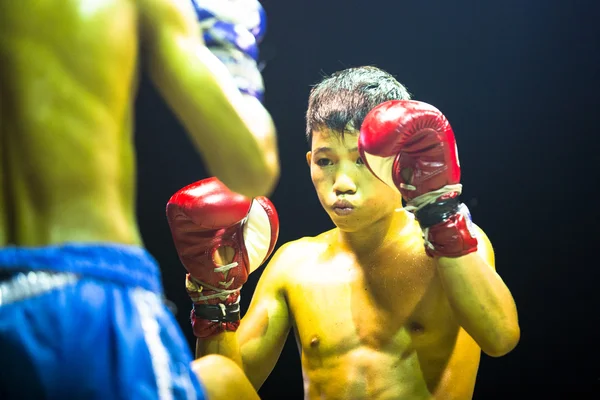 Chang, thailand - 22. Februar 2013: Unbekannte Muay Thai Kämpfer treten in einem Amateur-Kickboxkampf am 22. Februar 2013 in chang, thailand gegeneinander an. muay thai praktizierte über 120000 Fans und fast 10000 Profis. — Stockfoto