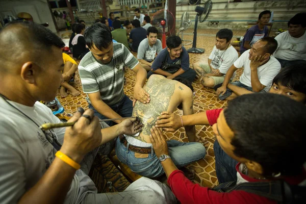 NAKHON CHAI, THAÏLANDE - MAR 23 : Un moine non identifié fait tatouer le Yantra traditionnel lors de la cérémonie du Wai Kroo Master Day à Wat Bang Pra le 23 mars 2013 à Nakhon Chai, Thaïlande . — Photo