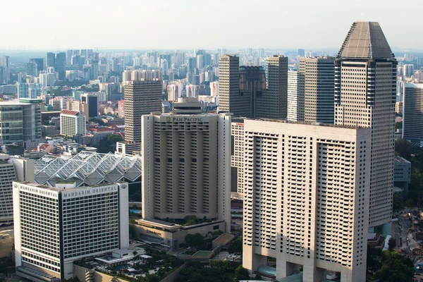 SINGAPORE - 15 DE ABRIL: Uma vista da cidade do telhado Marina Bay Hotel em 15 de abril de 2012 em Singapura. Este hotel é anunciado como a propriedade de casino independente mais cara do mundo a 8 biliões de dólares — Fotografia de Stock