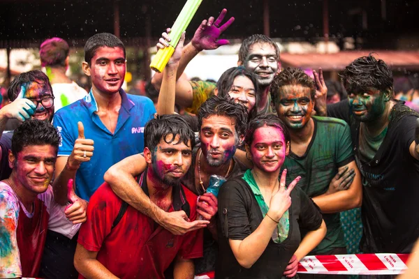 KUALA LUMPUR, MALASIA - 31 DE MARZO: Celebración del Holi Festival of Colors, 31 de marzo de 2013 en Kuala Lumpur, Malasia. Holi, marca la llegada de la primavera, siendo uno de los festivales más grandes de Asia . —  Fotos de Stock