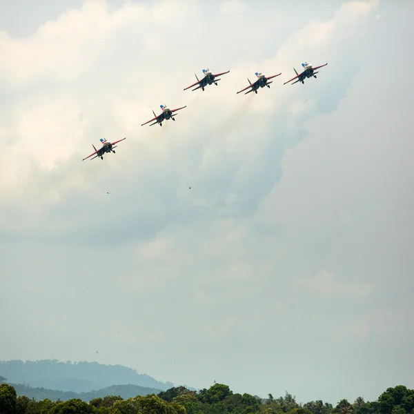 Langkawi, malaysia - mar 26: russische Luftwaffe Kunstflugteam russische Ritter bei einem Auftritt auf der lima13 langkawi International Maritime & Aerospace Ausstellung am 26. mar 2013 in langkawi, malaysia. — Stockfoto