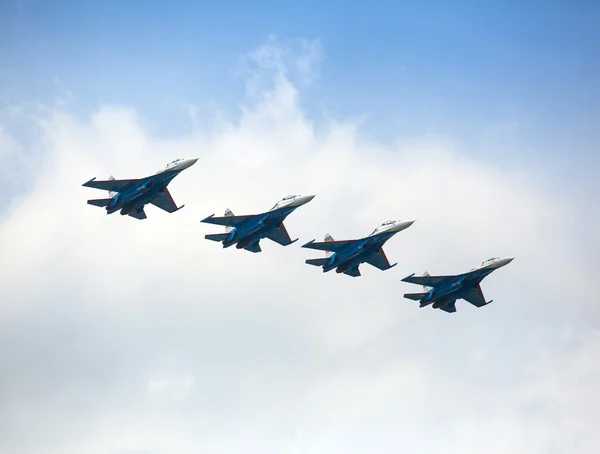 Langkawi, Malezya - mar 26: Rus Hava Kuvvetleri akrobasi ekibi Rus şövalyeler performans sırasında lima13 langkawi Uluslararası Denizcilik & Havacılık Fuarı üzerinde mar 26, 2013 yılında langkawi, Malezya. — Stok fotoğraf