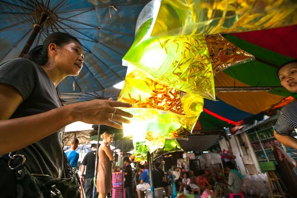 BANGKOK, TAILANDIA - 24 DE ABRIL: Vendedor no identificado en el mercado de pescado en el mercado de fin de semana de Chatuchak 24 de abril 2012 en Bangkok, Tailandia —  Fotos de Stock