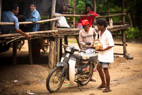 BERDUT, MALASIA - 8 DE ABR: Mujer no identificada Orang Asli trilla arroz para eliminar la paja el 8 de abril de 2013 en Berdut, Malasia . —  Fotos de Stock