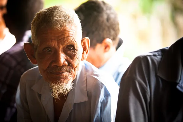 Berdut, Malajsie - apr 8: žena orang asli mlácení rýže k odstranění plev na duben 8, 2013 v berdut, Malajsie. — Stock fotografie