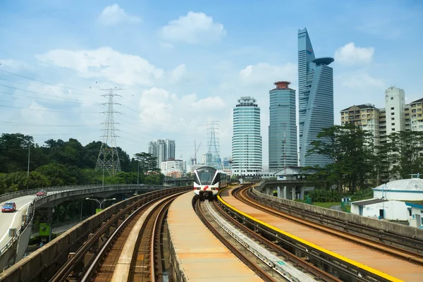 KUALA LUMPUR, MALAYSIA - 4 APR: Veduta della città dalla Kelana Jaya Line il 4 aprile 2013 a Kuala Lumpur. Oggi KJL trasporta oltre 190.000 passeggeri al giorno e oltre 350.000 al giorno durante eventi nazionali . — Foto Stock