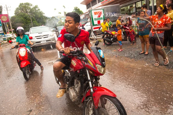 KO CHANG, THAILAND - APR 13: comemorado Festival de Songkran, em 13 de abril de 2013 em Ko Chang, Tailândia . — Fotografia de Stock