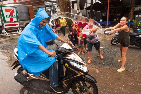 KO CHANG, THAILAND - 13 АПР: Празднование Сонгкрана, 13 апреля 2013 года на Ко Чанг, Таиланд . — стоковое фото