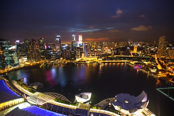 シンガポール - 4 月 15 日: 2012 年 4 月 15 日にシンガポールで屋根マリーナ ベイ ホテルから市のビュー。このホテルは、世界で最も高価なスタンドアロンのカジノホテル 80 億ドルとして請求されます。 — ストック写真