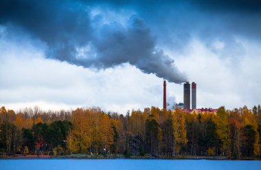 Hava kirliliği dışında fabrika bacaları gelen duman tarafından