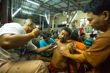 Nakhon chai, Tayland - mar 23: tanımlanamayan keşiş geleneksel yantra wai kroo ana gün törenle wat üzerinde mar 23, 2013 yılında nakhon chai, Tayland pra bang dövme yapar.