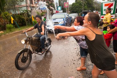 Ko chang, Tayland - Nisan 13: üzerinde 13 Nisan 2013 ko Chang, Tayland songkran festivali kutladı. Songkran Tayland geleneksel yılbaşı 13 16 Nisan olarak kutlanmaktadır.