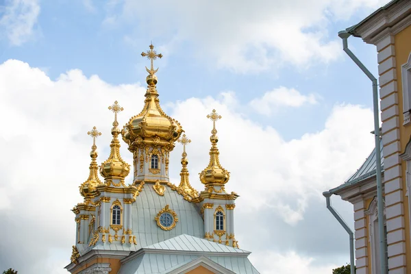 ペテルゴフ、ロシア - 7 月 1 日: 2012 年 5 月 1 日ペテルゴフ、ロシアのロシア、サンクト ・ ペテルブルグ近くペテルゴフ宮殿。社名ペテルゴフに 1944 年に、元の名前が 1997 年に復元されました. — ストック写真
