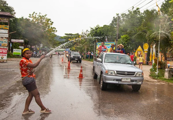 KO CHANG, THAILAND - APR 13: celebrou o Festival de Songkran, em 13 de abril de 2013, em Ko Chang, Tailândia. Songkran celebra-se na Tailândia como o Ano Novo tradicional jogando a água um em outro . — Fotografia de Stock