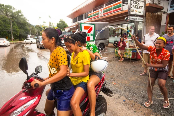 KO CHANG, TAILANDIA - 13 DE ABR: Celebrado Festival de Songkran, el 13 de abril de 2013 en Ko Chang, Tailandia. Songkran se celebra en Tailandia como el tradicional Día de Año Nuevo del 13 al 16 de abril . — Foto de Stock